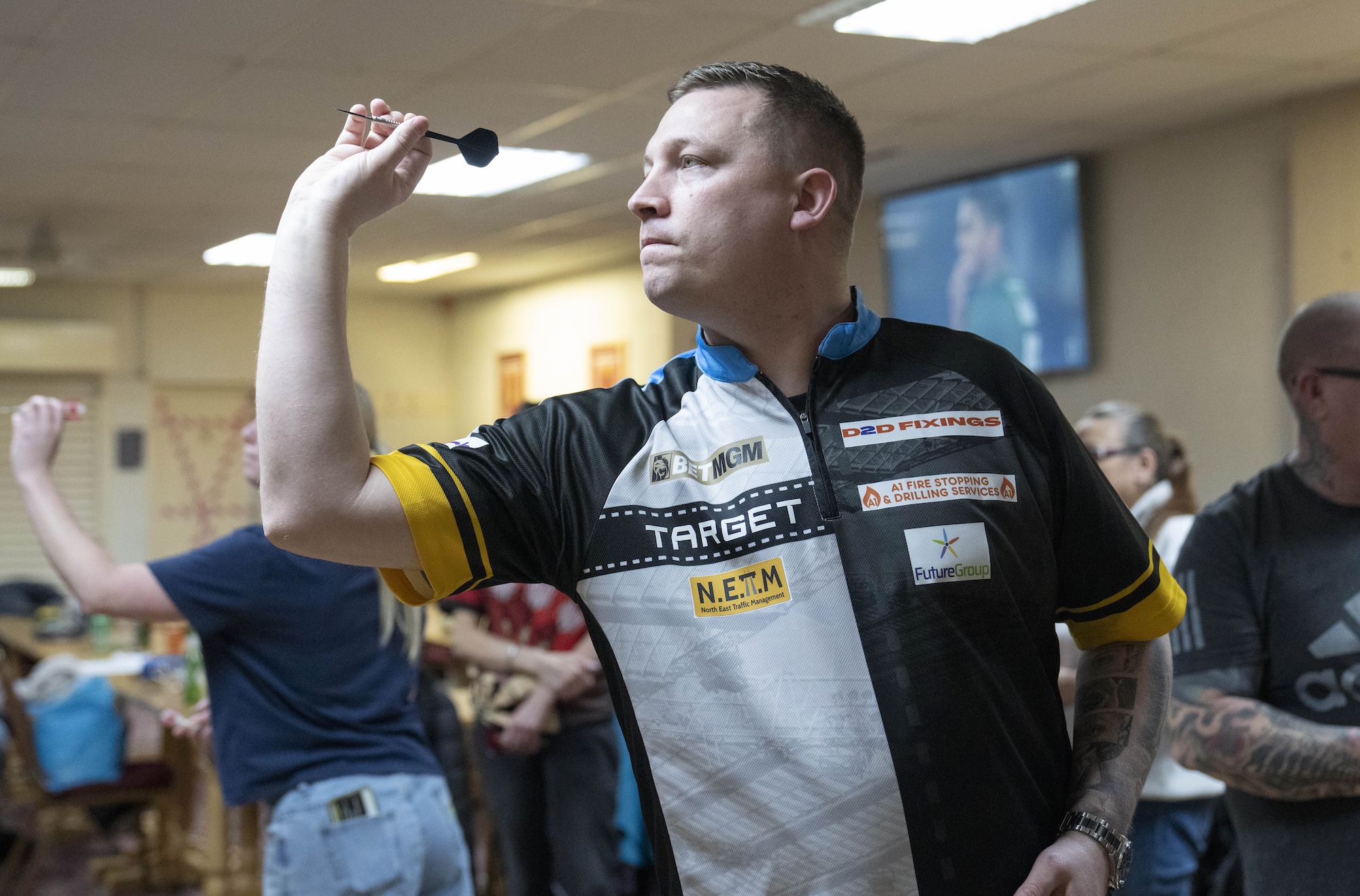 Chris Dobey throwing a dart